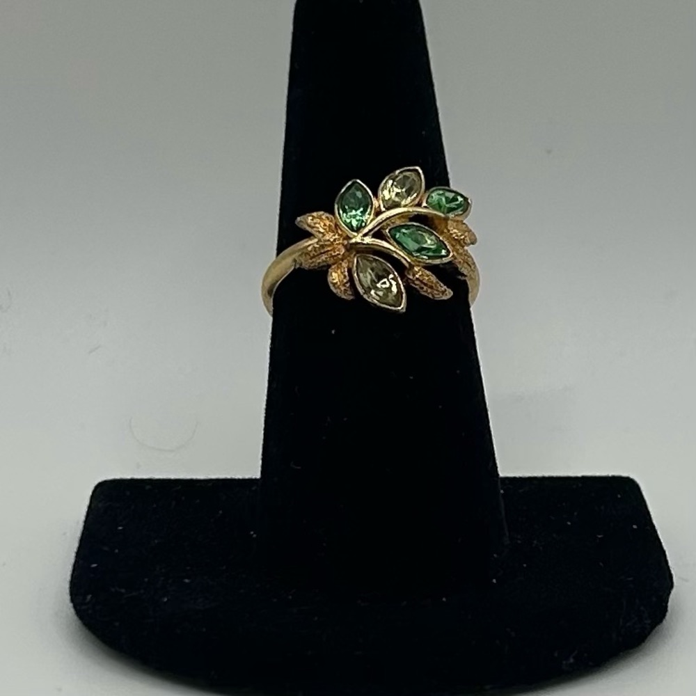 Avon VTG 1974 Leaf Lights Ring Gold-Tone with Green Leaf-shaped stones. (Size 7)
